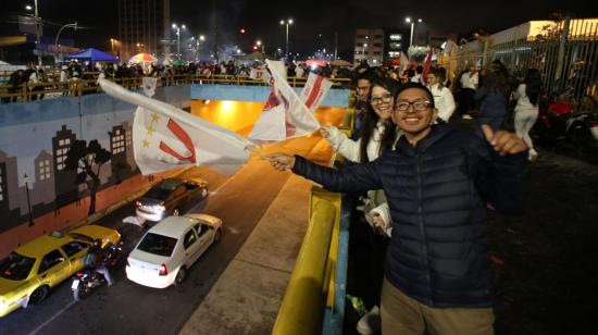 Hinchas de Liga de Quito festejan el título de la Copa Sudamericana en las calles de Quito, el 28 de octubre de 2023.