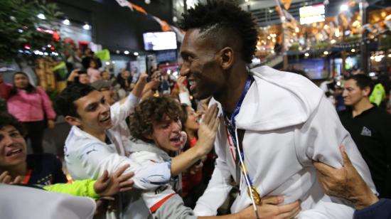 Alexander Domínguez, uno de los más ovacionados por los hinchas durante los festejos por el título de la Copa Sudamericana, el 29 de octubre de 2023. 