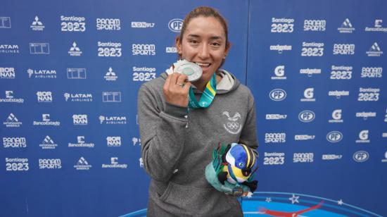 La ciclista ecuatoriana Miryam Núñez con su medalla de plata tras la prueba de ruta en los Juegos Panamericanos, el 29 de octubre de 2023.