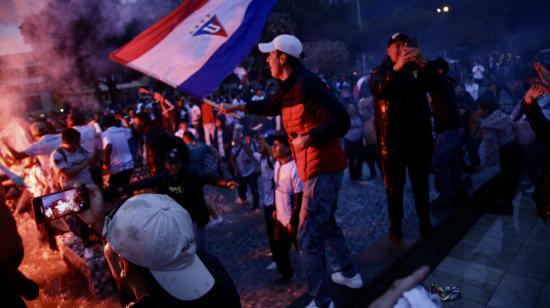 Hinchas de LDU Quito celebran al ganar la Copa Sudamericana frente a Fortaleza, este 28 de octubre de 2023, en Quito (Ecuador).