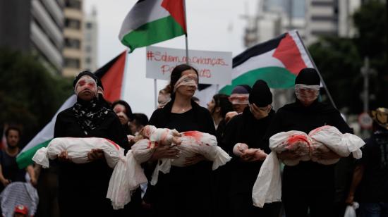 Mujeres sostienen muñecos que simbolizan a niños muertos 29 de octubre de 2023, durante una manifestación contra la ofensiva israelí en Gaza, en la Avenida Paulista de São Paulo (Brasil).