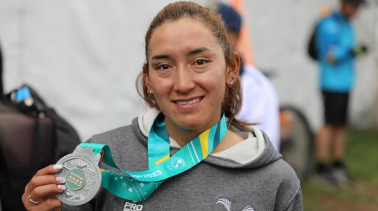 La ciclista ecuatoriana Miryam Núñez con su medalla de plata tras la prueba de ruta en los Juegos Panamericanos, el 29 de octubre de 2023.