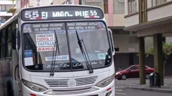 Un bus de transporte público de Guayaquil exhibe el valor de USD 0,40 en su parabrisas, el lunes 30 de octubre de 2023.