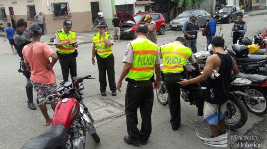 Imagen referencial de policías durante un operativo en Pascuales, parroquia urbana de Guayaquil, en 2022.