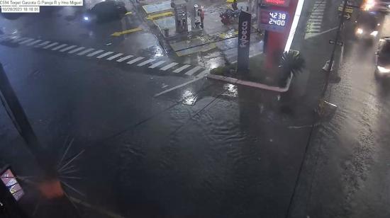 Un sector del norte de Guayaquil inundado, producto de la lluvia que cayó la tarde y noche en la ciudad, el 28 de octubre de 2023.