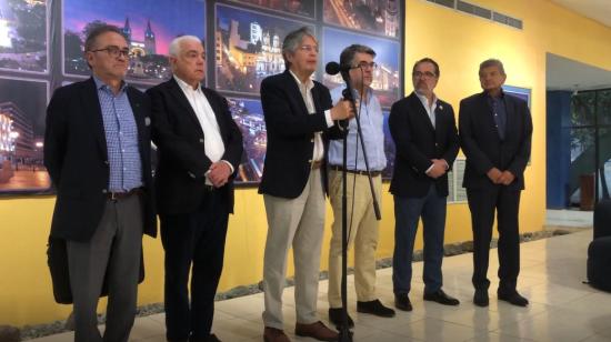 El presidente Guillermo Lasso a su retorno de Colombia, en Guayaquil, el 28 de octubre de 2023.