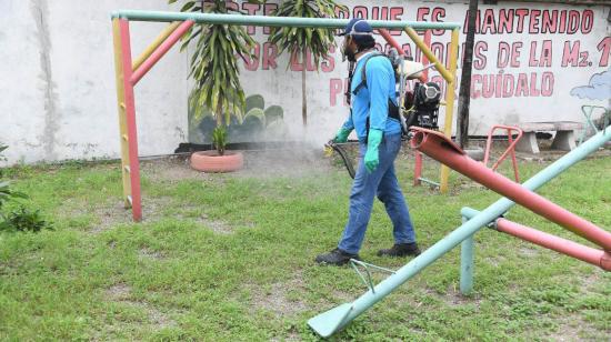 Un trabajador en el parque Samanes, en Guayaquil, el 22 de junio de 2023.