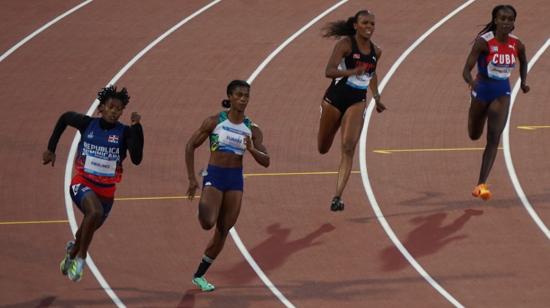 Anahí Suárez (medio), durante su participación en la final de los 200 metros planos, en los Juegos Panamericanos de Santiago 2023.