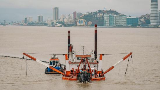 Una vista del avance de trabajos de dragado en el río Guayas, entre Samborondón y Durán. 