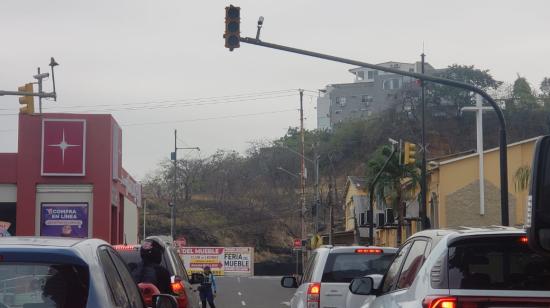 Imagen referencial de un semáforo apagado en una calle de Urdesa, norte de Guayaquil, durante un corte de luz, el 31 de octubre de 2023.