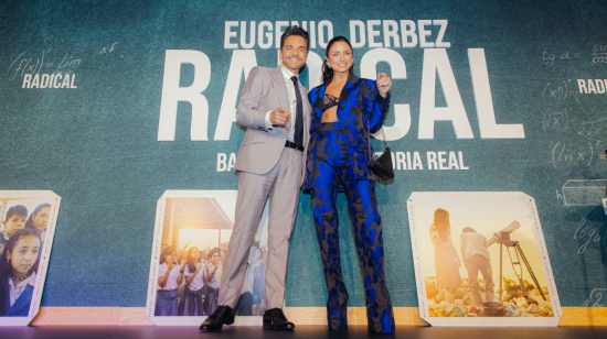 Eugenio Derbez junto a su hija, Aislinn Derbez, en el premier de 'Radical' en México