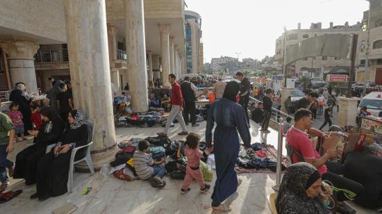 Familias palestinas, con niños pequeños, se refugian en los exteriores de un hospital en Gaza, el 31 de octubre de 2023.