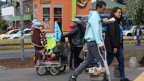 Comercio informal en una calle de Quito, julio de 2023.   