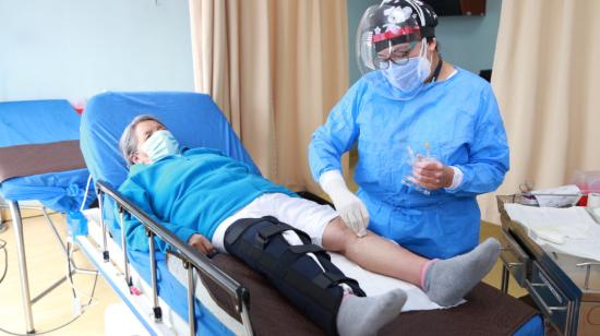 Atención médica en un centro de salud del Instituto Ecuatoriano de Seguridad Social. 