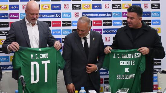 El director técnico de la selección boliviana, Antonio Carlos Zago (i), el presidente de la federación boliviana de fútbol, Fernando Costa (c) y el gerente de selecciones Julio Cesar Baldiviezo, participan durante la presentación del nuevo cuerpo técnico de la selección, el 31 de octubre.