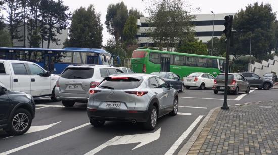 Semáforo apagado por corte de luz eléctrica y congestión vehicular en el norte de Quito el 31 de octubre de 2023.