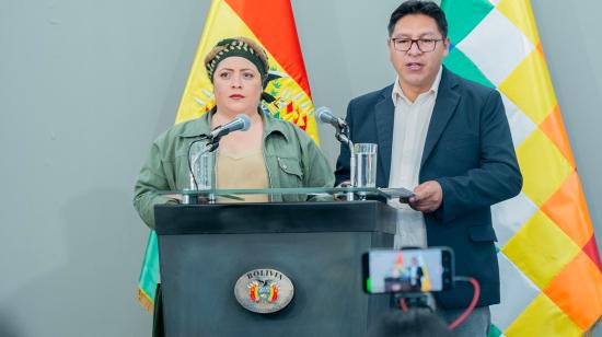 María Nela Prada, canciller interina de Bolivia, junto al Viceministro de Relaciones Exteriores, Freddy Mamani, en una conferencia de prensa el 31 de octubre de 2023.