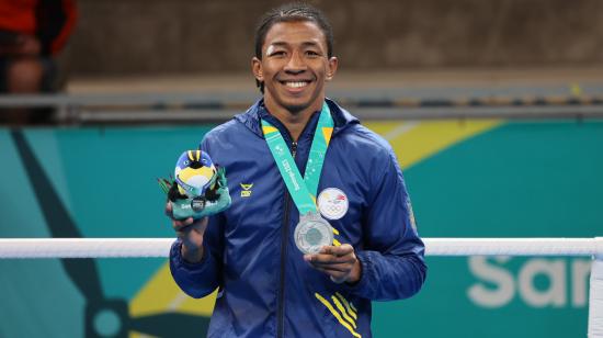 José Gabriel Rodríguez sostiene su medalla de plata en los Panamericanos de Santiago 2023.