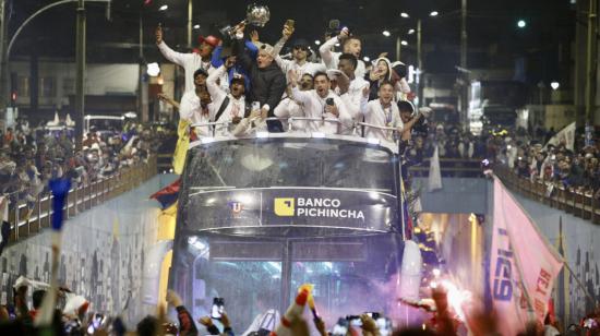 Los jugadores de Liga recorrieron Quito, con el treofeo de la Copa Sudamericana, el domingo 29 de octubre de 2023. 