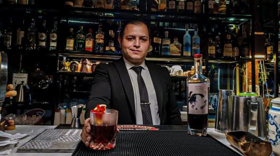 Cristian Hinojosa prepara el cóctel Negroni andino en Rosée, en Cuenca.