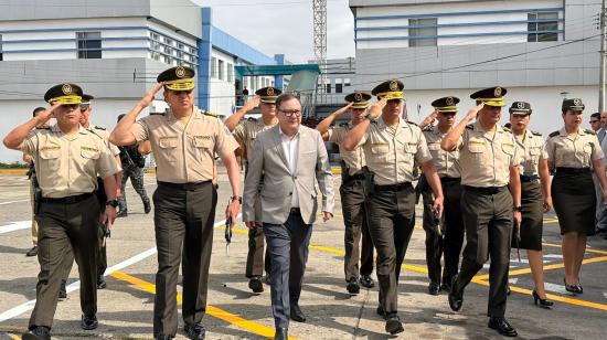 El ministro del Interior, Juan Zapata, con personal de la Policía Nacional, el 13 de octubre de 2023.