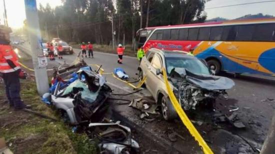 Dos vehículos chocaron en la vía Riobamba-Calpi, el 1 de noviembre de 2023.