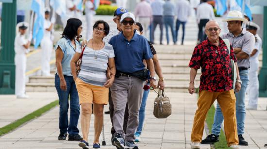 Varias personas visitan el cementerio patrimonial de Guayaquil en 2022. 