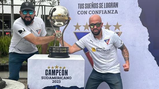 Hinchas de Liga de Quito se toman fotos con el trofeo de la Copa Sudamericana, el miércoles 1 de noviembre de 2023.