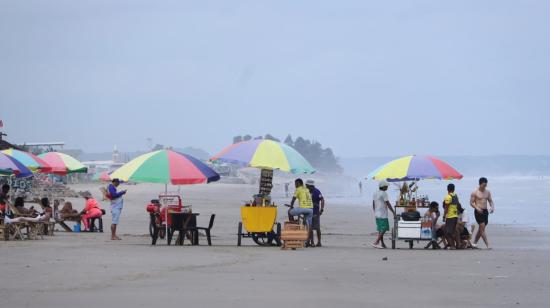 En las playas se espera un clima agradable durante el feriado. En la foto, el balneario de Montañita, en Santa Elena.