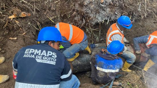 Trabajadores de la empresa de agua de Quito repararon una tubería en el sector de Mindo, el 1 de noviembre de 2023.