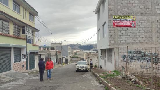 Jaime Urgiles (rojo), presidente del barrio Sierra Hermosa 1, conversa con uno de sus vecinos, el 24 de octubre de 2023.