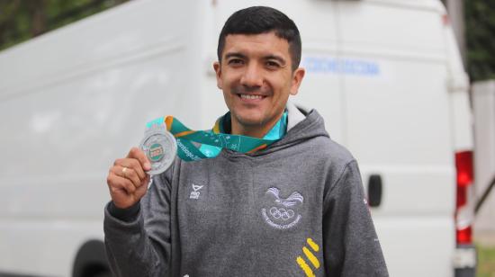 Richard Carapaz sostiene la medalla de plata en los Juegos Panamericanos de Santiago, el 22 de octubre de 2023.