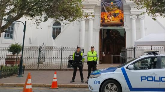 Dos policías comunitarios en los exteriores de un sitio turístico en Cuenca, el 2 de noviembre de 2023.