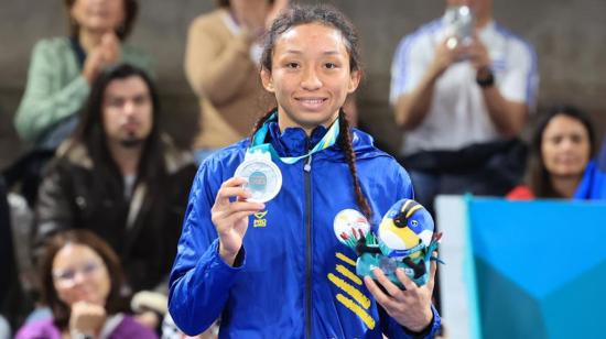 Jacqueline Mollocana sostiene su medalla de plata en los Juegos Panamericanos de Santiago, el 2 de noviembre de 2023.