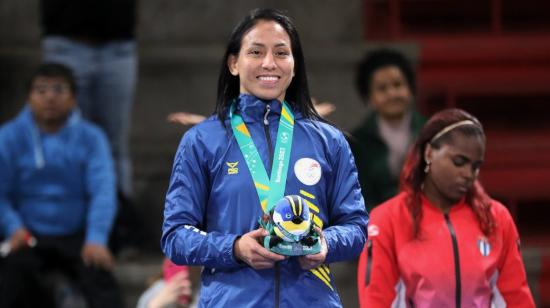 Luisa Valverde sostiene su medalla de bronce en los Juegos Panamericanos de Santiago, el 2 de noviembre de 2023.