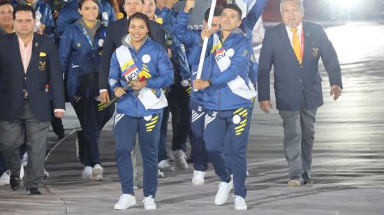 Angie Palacios y Richard Carapaz portan la bandera ecuatoriana en la inauguración de los Juegos Panamericanos de Santiago.