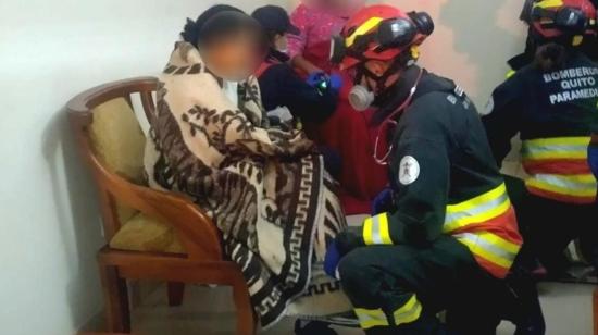 Un bombero asiste a uno de los afectados por inhalación de monóxido de carbono, en Quito, el 2 de noviembre de 2023.