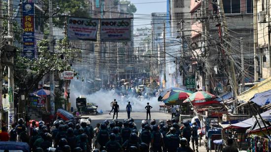 Policías reprimen una protesta de sindicatos de empresas textiles en Bangladés, el 3 de noviembre de 2023.