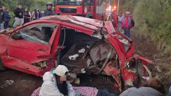 Un choque entre un auto y una volqueta dejó siete heridos y un muerto en Lloa, Quito, el 3 de noviembre de 2023.