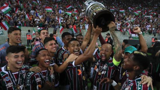Los jugadores de Fluminense levantan el trofeo de la Copa Libertadores, el 4 de noviembre de 2023. 
