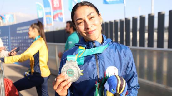 Gabriela Vargas sostiene su medalla en los Juegos Panamericanos de Santiago, el 4 de noviembre de 2023.