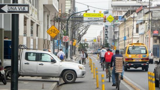 Una camioneta estacionada invade parte de los carriles exclusivos de la ciclovía de Guayaquil, en un tramo del centro de la ciudad. 