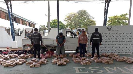 Una pareja resultó detenida en un operativo en el que se decomisaron 388 kilos de marihuana en Esmeraldas. 