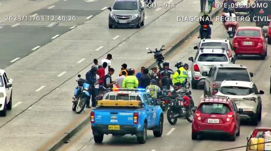 El conductor de una moto inmiscuido en un siniestro de tránsito en la avenida Juan Tanca Marengo, en Guayaquil, el 3 de noviembre del 2023.