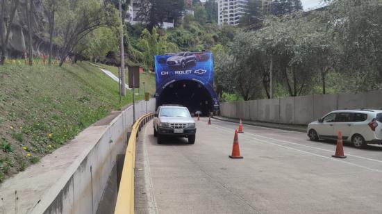 Vehículos circulan por la avenida Oswaldo Guayasamín, el 6 de noviembre de 2023.