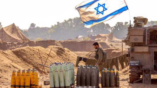 Un soldado israelí junto a parque de la artillería utilizada en los bombardeos en la Franja de Gaza, contra el grupo Hamás, el 6 de noviembre de 2023.