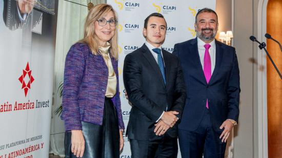 Núria Vilanova Giralt, presidenta del Consejo Empresarial Alianza por Iberoamérica (Ceapi); el presidente electo, Daniel Noboa; y Damián Valenzuela Mayer, presidente de Latin America Invest, en Madrid, el 3 de noviembre de 2023. 