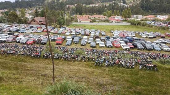 Imagen referencial de carros y motos en un patio de retención de la Policía. 