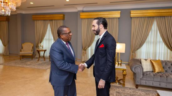 El presidente de El Salvador, Nayib Bukele, en una reunión con el Secretario de Estado adjunto para Asuntos del Hemisferio Occidental, Brian Nichols, el 25 de octubre de 2023.