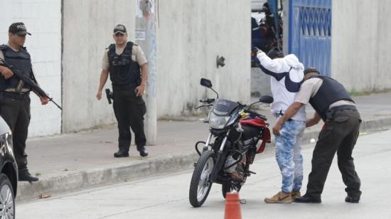 Imagen referencial. La Policía efectúa controles en los exteriores de una institución educativa de Durán, el 22 de septiembre de 2023.